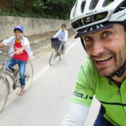 Markus Stitz racing kids in Vietnam